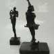 Zwei Bronzefiguren - Clown u. Figur mit Saxofon. - photo 1
