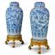 A PAIR OF CHINESE EXPORT BLUE AND WHITE PORCELAIN 'SOLDIER' VASES AND COVERS, ON GILTWOOD STANDS - Foto 1