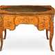 AN EARLY VICTORIAN ORMOLU-MOUNTED KINGWOOD, SATINWOOD AND MARQUETRY WRITING-TABLE - Foto 1