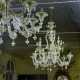 A PAIR OF ITALIAN FROSTED AND PALE-GREEN GLASS NINE-LIGHT CHANDELIERS - Foto 1