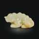 A FINELY CARVED WHITE JADE FIGURE OF A MYTHICAL BEAST - Foto 1