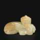 A PALE YELLOW AND PALE RUSSET JADE ANIMAL GROUP - Foto 1