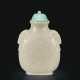 A WELL-CARVED WHITE JADE SNUFF BOTTLE - Foto 1