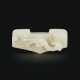 A FINELY CARVED WHITE JADE SWORD GUARD - Foto 1