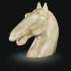 A PALE GREENISH-WHITE JADE HORSE HEAD - Foto 1