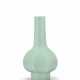 A SMALL OPAQUE GREEN GLASS FACETED BOTTLE VASE - Foto 1