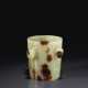 A RARE YELLOW AND BROWN JADE TAPERING TUBULAR ORNAMENT - Foto 1