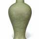 A CARVED LONGQUAN CELADON VASE, MEIPING - Foto 1