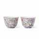 A PAIR OF FAMILLE ROSE MILLE FLEURS CUPS - Foto 1