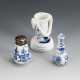 Flakon, Salzstreuer und Vase mit Blaumalerei - photo 1