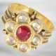 Ring: dekorativer antiker Ring in Blütenform, besetzt mit weißen Saphiren und einem Rubin, 18K Gelbgold - photo 1