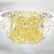 Ring: äußerst wertvoller Diamantring mit natürlichem Fancy Intense "Canary" Yellow Diamanten von 7,06ct und 2 hochfeinen weißen Triangeldiamanten von ca. 2ct, mit GIA-Report - Foto 1