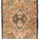 AN IMPERIAL SILK AND METAL-THREAD CHINESE RUG - Foto 1