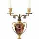 A GEORGE III ORMOLU-MOUNTED BLUE JOHN AND WHITE MARBLE CANDLE VASE - Foto 1