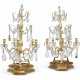 A PAIR OF ITALIAN GILT-BRONZE, CUT-GLASS AND ROCK CRYSTAL FIVE-LIGHT CANDELABRA - Foto 1