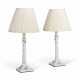 A PAIR OF METAL-MOUNTED STAFFORDSHIRE ENAMEL CANDLESTICKS, NOW MOUNTED AS LAMPS - Foto 1
