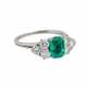 Ring mit Smaragd flankiert von 6 Brillanten zusammen ca. 1,1 ct, - фото 1