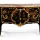 A LOUIS XV ORMOLU-MOUNTED CHINESE BLACK AND GILT LACQUER BOMBE COMMODE - Foto 1