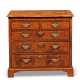 A GEORGE II CHEQUER-LINED WALNUT CHEST - Foto 1