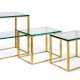 A SET OF THREE LACQUERED BRASS AND GLASS OCCASIONAL TABLES - Foto 1