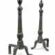 A PAIR OF GEORGE III BLACKED CAST-IRON ANDIRONS - Foto 1