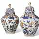  A MATCHED PAIR OF JAPANESE IMARI PORCELAIN JARS AND COVERS - фото 1