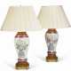 A MATCHED PAIR OF CHINESE EXPORT FAMILLE ROSE PORCELAIN VASES, MOUNTED AS LAMPS - Foto 1