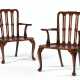 A PAIR OF GEORGE II SOLID MAHOGANY HALL ARMCHAIRS - Foto 1