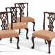 A SET OF FOUR GEORGE III MAHOGANY SIDE CHAIRS - Foto 1
