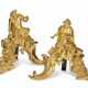 A PAIR OF FRENCH ORMOLU CHENETS - Foto 1