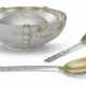 Tiffany & Co.. AN AMERICAN SILVER SALAD BOWL AND A MATCHING PAIR OF PARCEL-GILT SALAD SERVERS - Foto 1