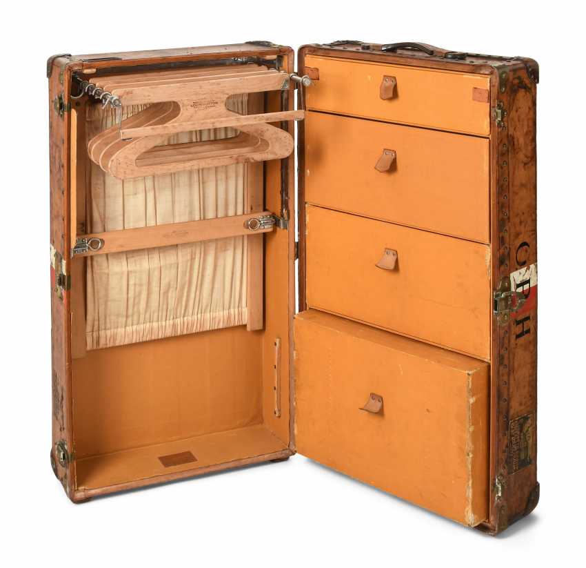 Auktion: Louis Vuitton, &quot;der Koffer-schrank&quot; — online kaufen bei 0 ...