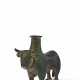 A BACTRIAN COPPER ALLOY COSMETIC VESSEL IN THE FORM OF A BULL - Foto 1