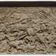 A WALNUT RELIEF PANEL DEPICTING THE ‘BATTLE OF THE SPURS’, THE VICTORY OF EMPEROR MAXIMILIAN I AND KING HENRY VIII OF ENGLAND OVER THE FRENCH IN 1513, NEAR GUINEGATE - Foto 1