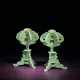 AN IMPERIAL AND EXCEPTIONALLY RARE PAIR OF GREENISH-WHITE JADE RETICULATED HAT STANDS - Foto 1