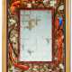 A VERRE EGLOMISE AND REVERSE-PAINTED MIRROR, TITLED 'BIRDS OF PARADISE' - Foto 1