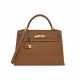 HERMÈS. A GOLD TOGO LEATHER MOU SELLIER KELLY 32 WITH GOLD HARDWARE - фото 1