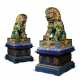 A MASSIVE PAIR OF CHINESE CLOISONNE ENAMEL BUDDHIST LIONS, ON PEDESTALS - Foto 1