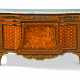 Riesener, Jean-Henri. A FRENCH ORMOLU-MOUNTED MAHOGANY AND SYCAMORE MARQUETRY AND PARQUETRY COMMODE - Foto 1