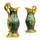 A PAIR OF FRENCH ORMOLU-MOUNTED GREEN-MARBLE EWERS - Foto 1