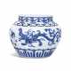 AN IMPORTANT AND EXTREMELY RARE BLUE AND WHITE `KUI DRAGON` JAR - Foto 1