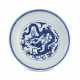 AN INCISED BLUE AND WHITE ‘DRAGON’ DISH - Foto 1