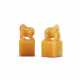 A PAIR OF SMALL YELLOW SOAPSTONE SEALS CARVED FOR PRINCE YINLI - Foto 1