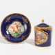 Meissen. Lidded porcelain cup and saucer with shepherdess and mythological scene - Foto 1