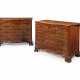 A PAIR OF EARLY GEORGE III MAHOGANY COMMODES - Foto 1