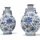A PAIR OF CHINESE BLUE AND WHITE `SANDUO` MOON FLASKS - Foto 1