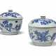A NEAR PAIR OF CHINESE BLUE AND WHITE LARGE BOWLS AND COVERS - Foto 1