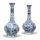 A PAIR OF CHINESE BLUE AND WHITE BOTTLE VASES - Foto 1