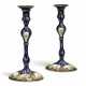 A PAIR OF GEORGE III SOUTH STAFFORDSHIRE ENAMEL CANDLESTICKS - Foto 1
