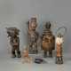 Fünf Holzfiguren und zwei Spielsteine, unter anderem Villi/Kongo - Foto 1